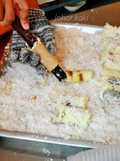 Putu Bambu Juriah in Ayer Hitam, Johor Putu Bambu Juriah in Ayer Hitam, Johor