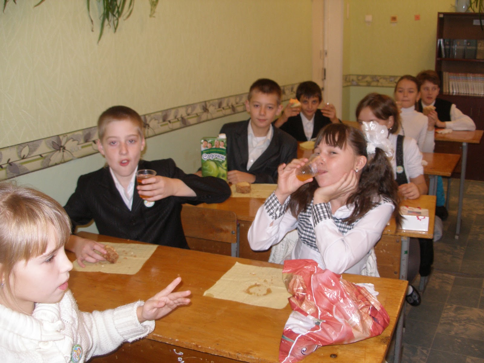 Поделки в школу. Как сделать школу интересней. Интересные проекты для школьников. Креативное пространство в школе. Поделки для начальной школы.