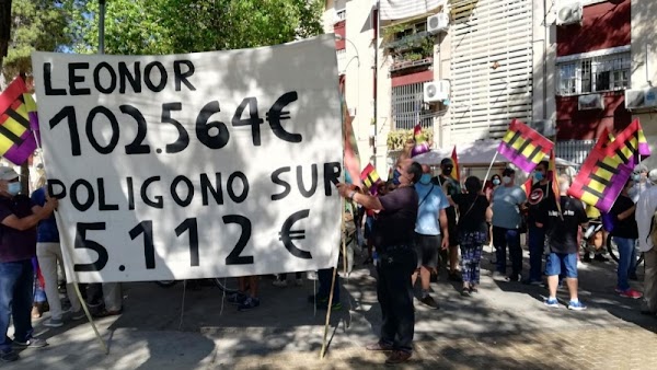 Colectivos vecinales y republicanos reciben con protestas a los reyes en la visita al barrio más pobre de España