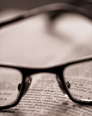 la imagen muestra unas gafas de lentes apoyadas en un libro