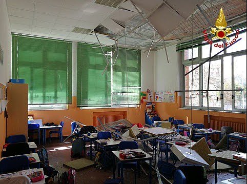 Bambine ferite per un controsoffitto che crolla in una scuola elementare a Busto Arsizio (Varese)