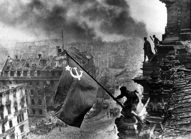 The Story Behind 8 Famous Photographs - Yevgeny Khaldei - The Raise Of The Soviet Flag, 1945