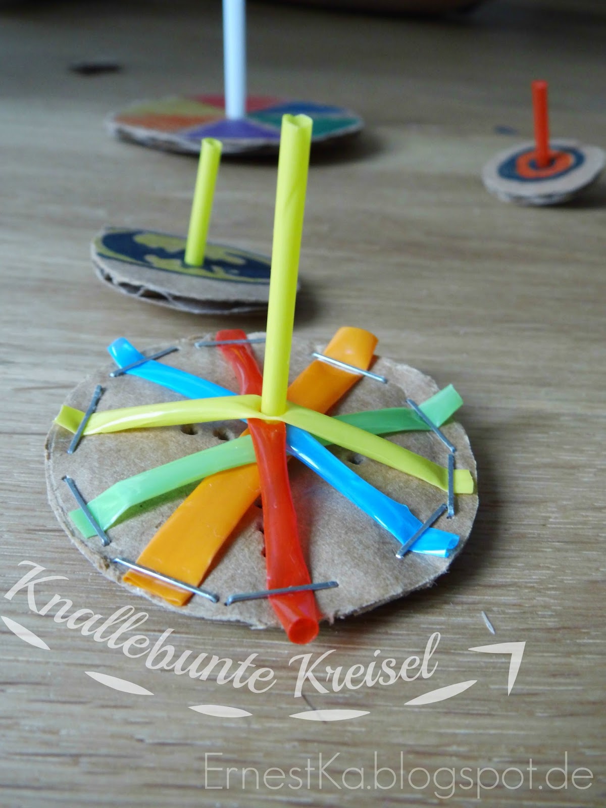 ErnestKa: Bastelei für verregnete Nachmittage- Knallebunte Kreisel aus Pappe
