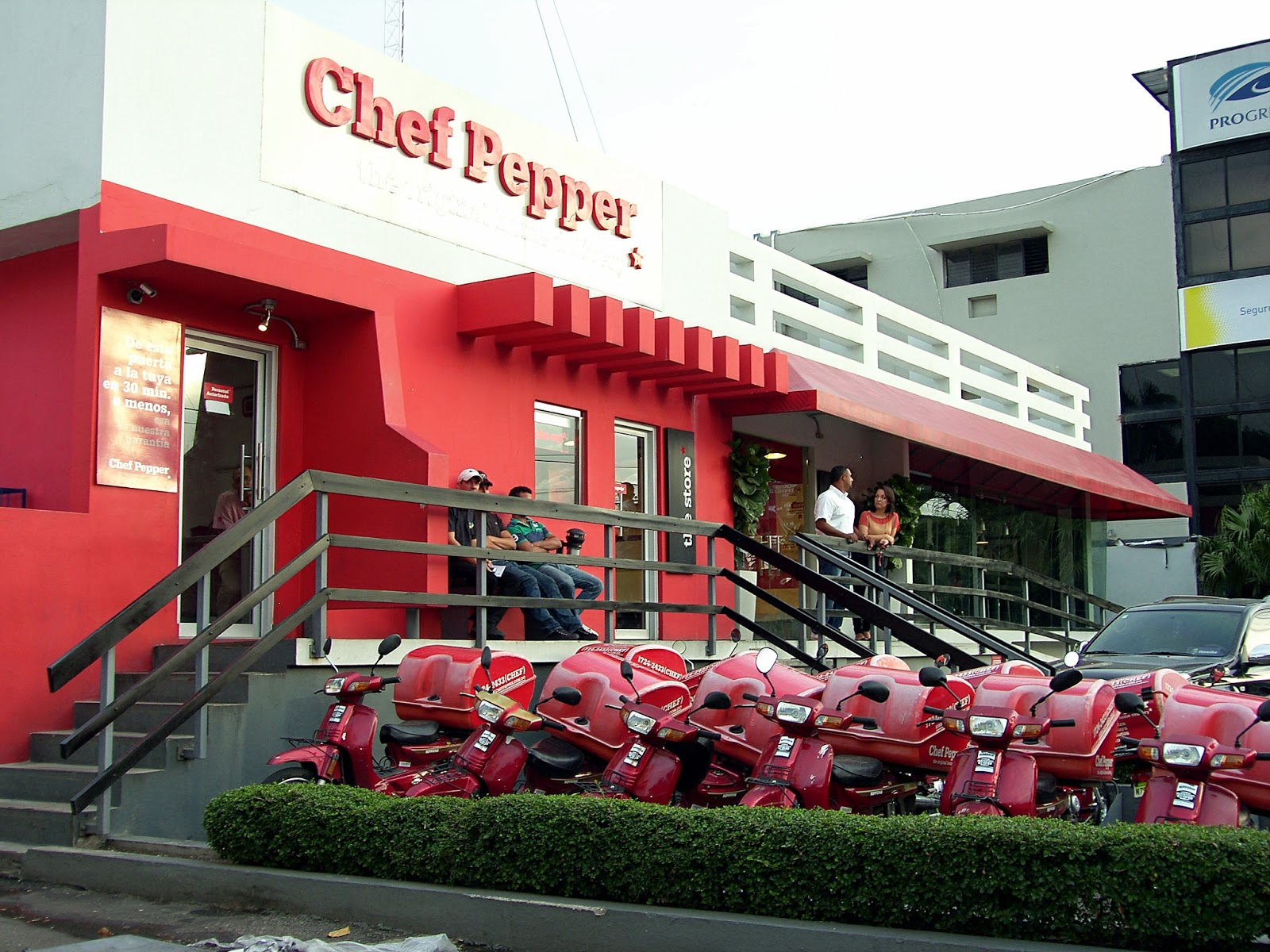 Chef Pepper Santiago lanza su nueva Cheffy Burger