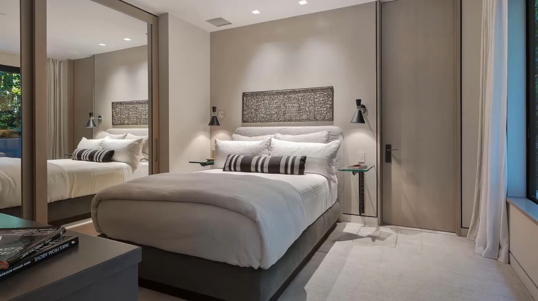 31 Interior Design Photos vs. 1616 Blue Jay Way, Los Angeles Luxury Home Tour