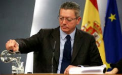 Alberto Ruiz-Gallardón, en rueda de prensa tras un Consejo de Ministros el pasado abril. / ULY MARTÍN