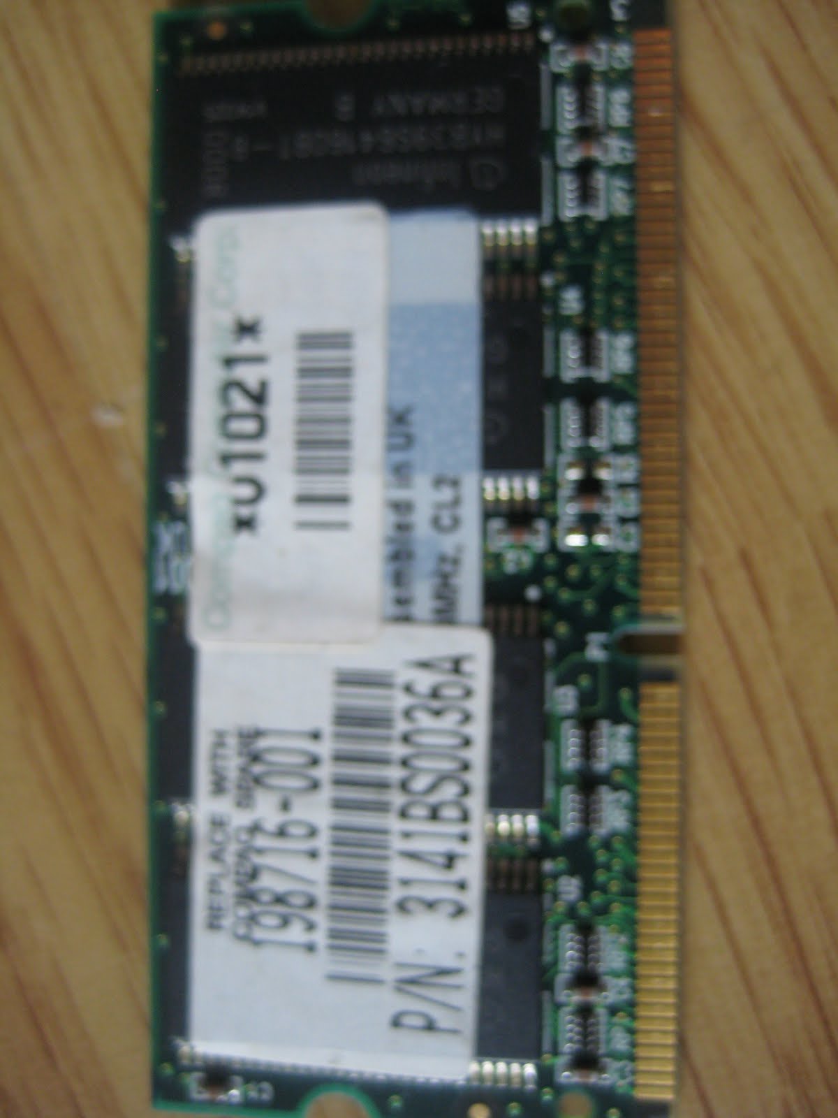 Ebay: 128MB(2x64MB) Infineon RAM Speicher 16 CHIP PC100 144PIN CL2