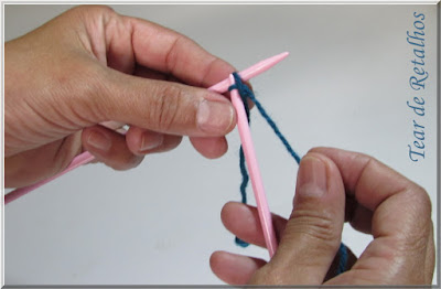 Foto mostrando a laçada da agulha direita sendo trazida através do ponto da agulha esquerda e formando um ponto na agulha direita, na montagem à francesa de pontos de tricô
