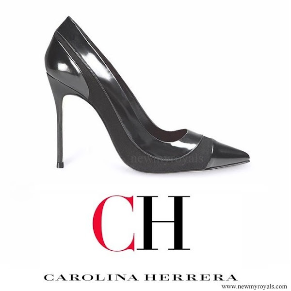 La vestimenta de Letizia y miembros de la CR. Española - Página 3 Carolina-Herrera-black-patent-and-suede-pumps