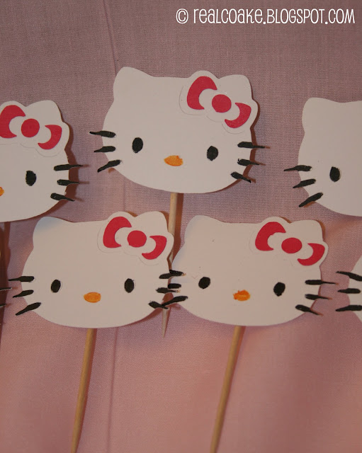 Cute ideas for a Hello Kitty Birthday Party. Ideas for a slumber party, invitations, and cake. #Birthday #HelloKitty #Party