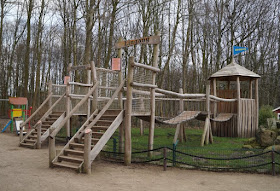 Frühling im Tierpark Gettorf (+ Verlosung). Das neue Spielplatzgerüst im Tierpark über dem Skung-Gehege ist der Hit für alle Kinder!