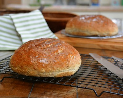 Easy Everyday Bread for the Stand Mixer ♥ KitchenParade.com. Keeps for Days. Adaptable & Budget Friendly.