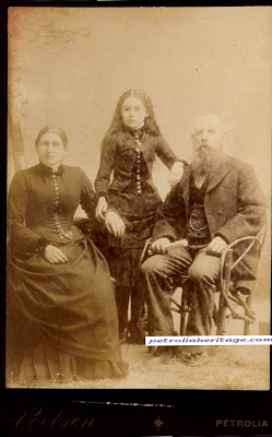 niña zombie colocada en la foto junto a sus padres