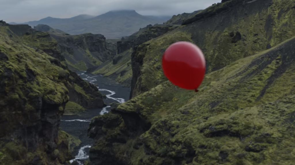 Modella Apple iPhone 7 nella pubblicità con palloncini che volano tra mari e monti