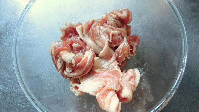 豚ばら薄切り肉に下味を30分つける