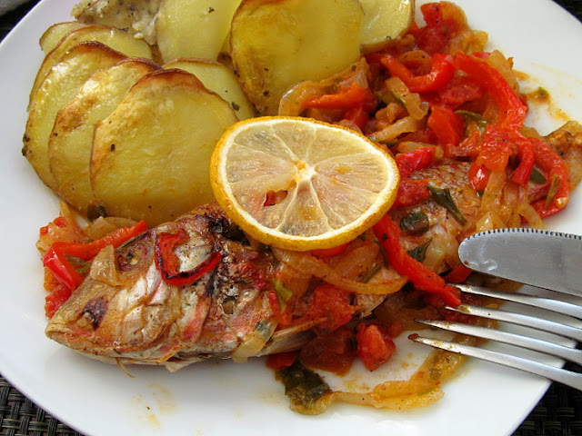 Барабулька запеченная с овощами по-турецки (Domatesli Barbun Balığı)