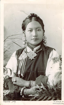 TIBETAINE avec ses bijoux circa 1900