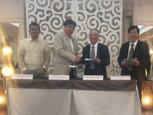 Taiwan's Representative to the Philippines Gary Lin (second right) shakes hands with Manila Economic and Cultural Office director Cesar Drilon Jr. in a fishery meeting in Manila Friday.