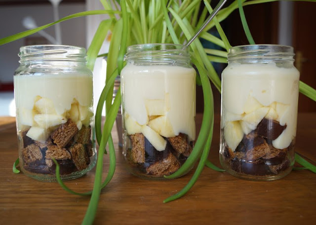 Rezept: Upcycling für alte Lebkuchen mit nur drei Zutaten. Ihr habt noch alte bzw. übrig gebliebene Lebkuchen im Haus? Auf Küstenkidsunterwegs zeige Euch, wie Ihr sie weiterverwenden und daraus mit Äpfeln und Vanillepudding schnell und einfach ein leckeres Schicht-Dessert zaubern könnt. Das ist außerdem eine tolle Upcycling Idee! Rezept: Upcycling für alte Lebkuchen mit nur drei Zutaten. Ihr habt noch alte bzw. übrig gebliebene Lebkuchen im Haus? Auf Küstenkidsunterwegs zeige Euch, wie Ihr sie weiterverwenden und daraus mit Äpfeln und Vanillepudding schnell und einfach ein leckeres Schicht-Dessert zaubern könnt. Das ist außerdem eine tolle Upcycling Idee!