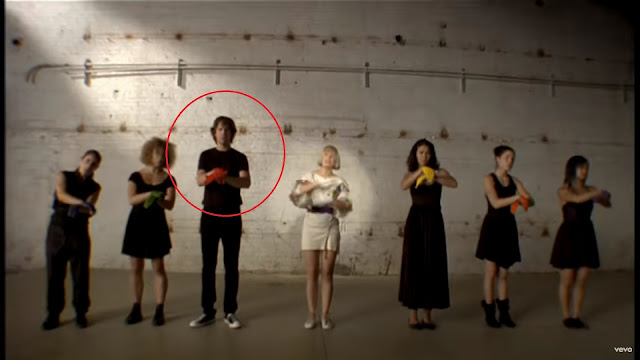 El actor Russell Harvard interpretando a lengua de signos en el vídeo musical de Sia