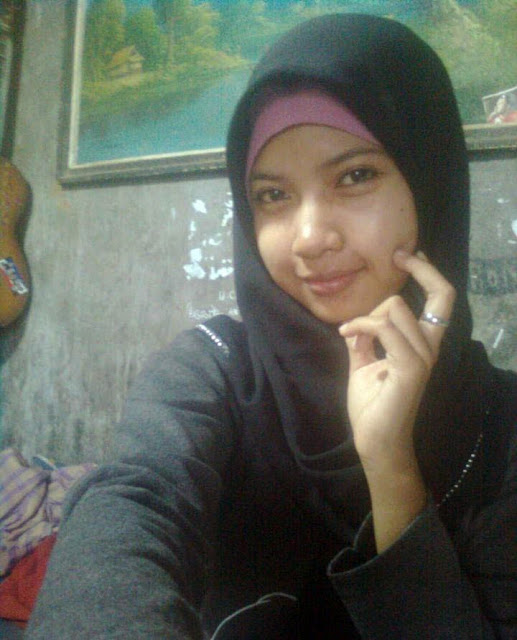 Foto Jilbab ABG Manis Colok Memek Pakai Gayung Air