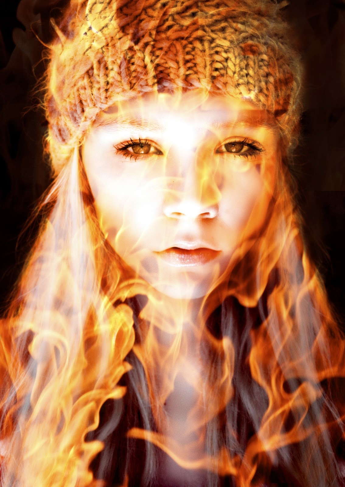 Женщина в огне книга. Девушки Burn it. Girl on Fire.