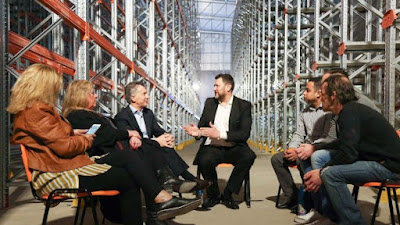 Macri visitó una fábrica ficticia.
