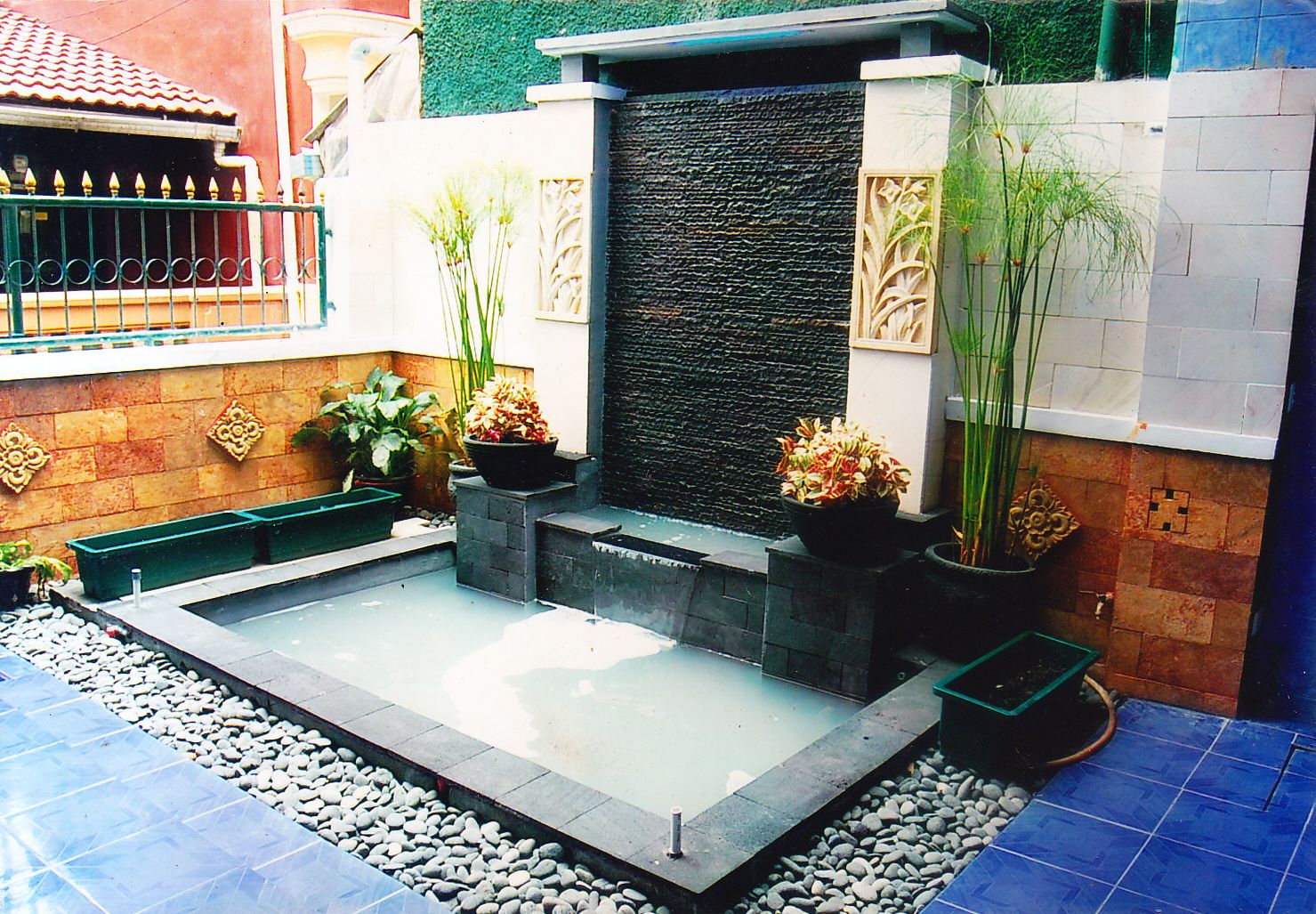 HENDRI FLORA: kolam minimalis taman belakang