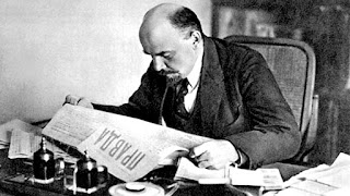 Lenin leyendo el Pravda del camarada Stalin. Lenin leyendo el Pravda del camarada Stalin.