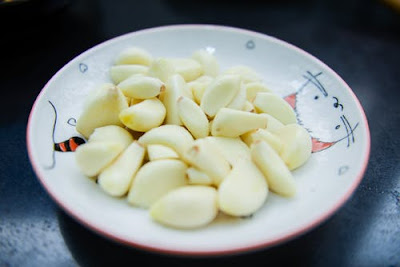 garlic in plate