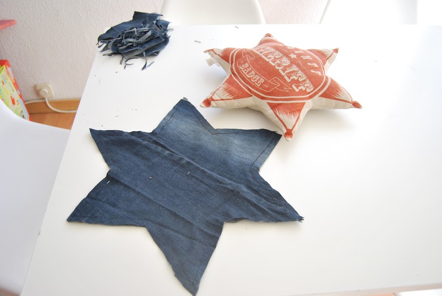 cómo hacer cojines con vaqueros gastados