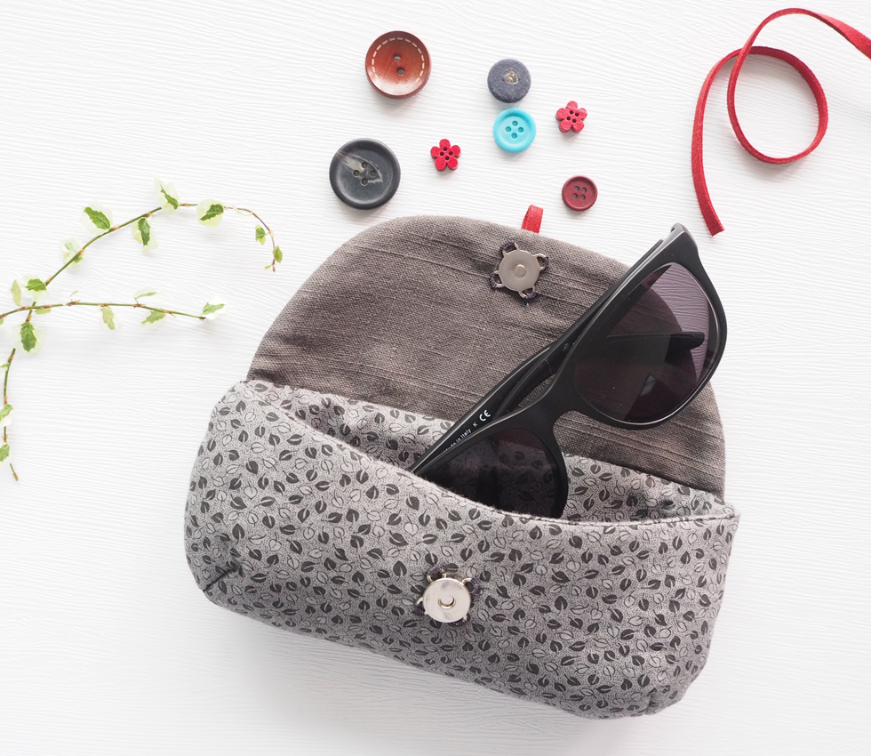 Fabric Glasses Case Tutorial. DIY Tutorial Soft glasses case to be sewed.