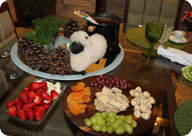 Jantar de Inverno : Mesa com Fondue de Chocolate Jantar de Inverno : Mesa com Fondue de Chocolate