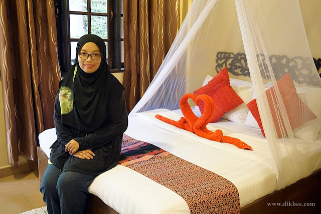 Ha, ni la bilik aku. siap ada kelambu dan hiasan katil bentuk love gitu Ombak Dive Resort Penginapan Terbaik Di Pulau Perhentian Kecil