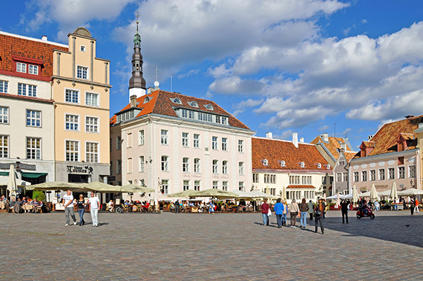 flickr.com/photos/archer10/4061185379/ Estonia_1536 - Town Hall Square