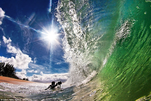 صور مدهشة لأمواج بحر هاواي