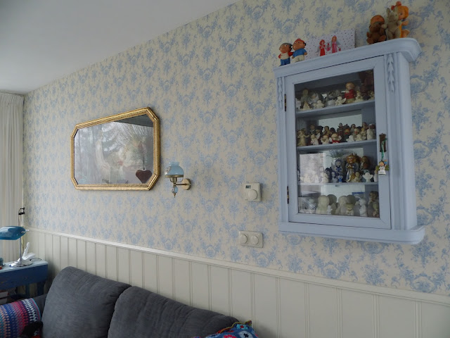 Pippas hus: nieuw behang en koningsdag Lambrisering met behang