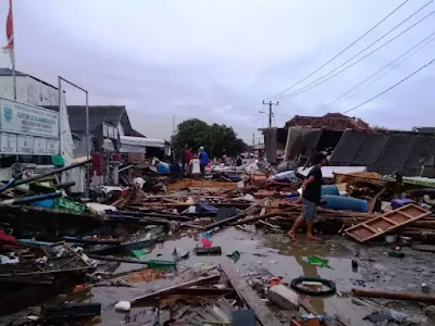 Indonesian tsunami: tsunamis occur in Sunda Strait, destroying the coastal shores of Banten and Lampung
