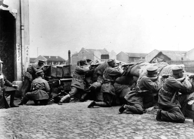 Chinese Kuomintang troops fighting Japanese troops during the Sino-Japanese War. (Photo by Topical Press Agency/Getty Images). March 1932