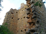 Vista, des del migdia, de part de la torre quadrada de la primera línia de defensa del Castell de Sant Jaume