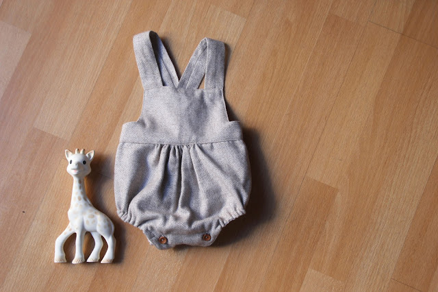 DIY Tutorial y patrones de ropa para bebes. Como hacer peto bebe
