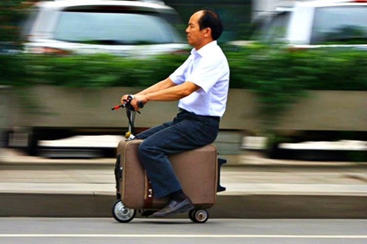 Valiz scooter yolcuların hızlı bir şekilde havalimanı ve otogarlarda işlerini gerçekleştirmesini sağlamaktadır.