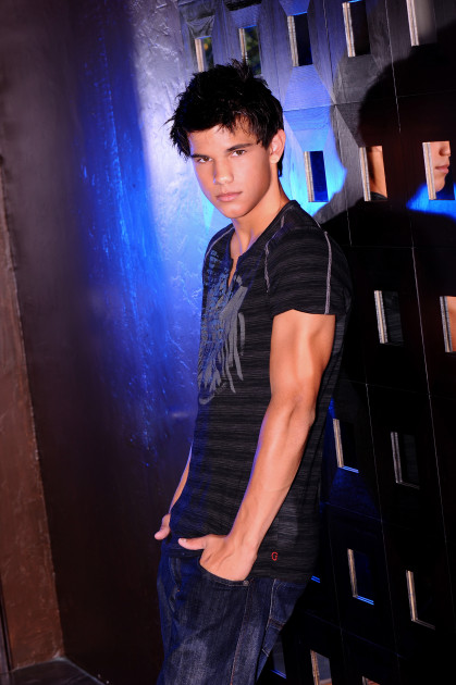 OFFICIAL TAYLOR LAUTNER FAN PAGE: More Photos of Taylor 