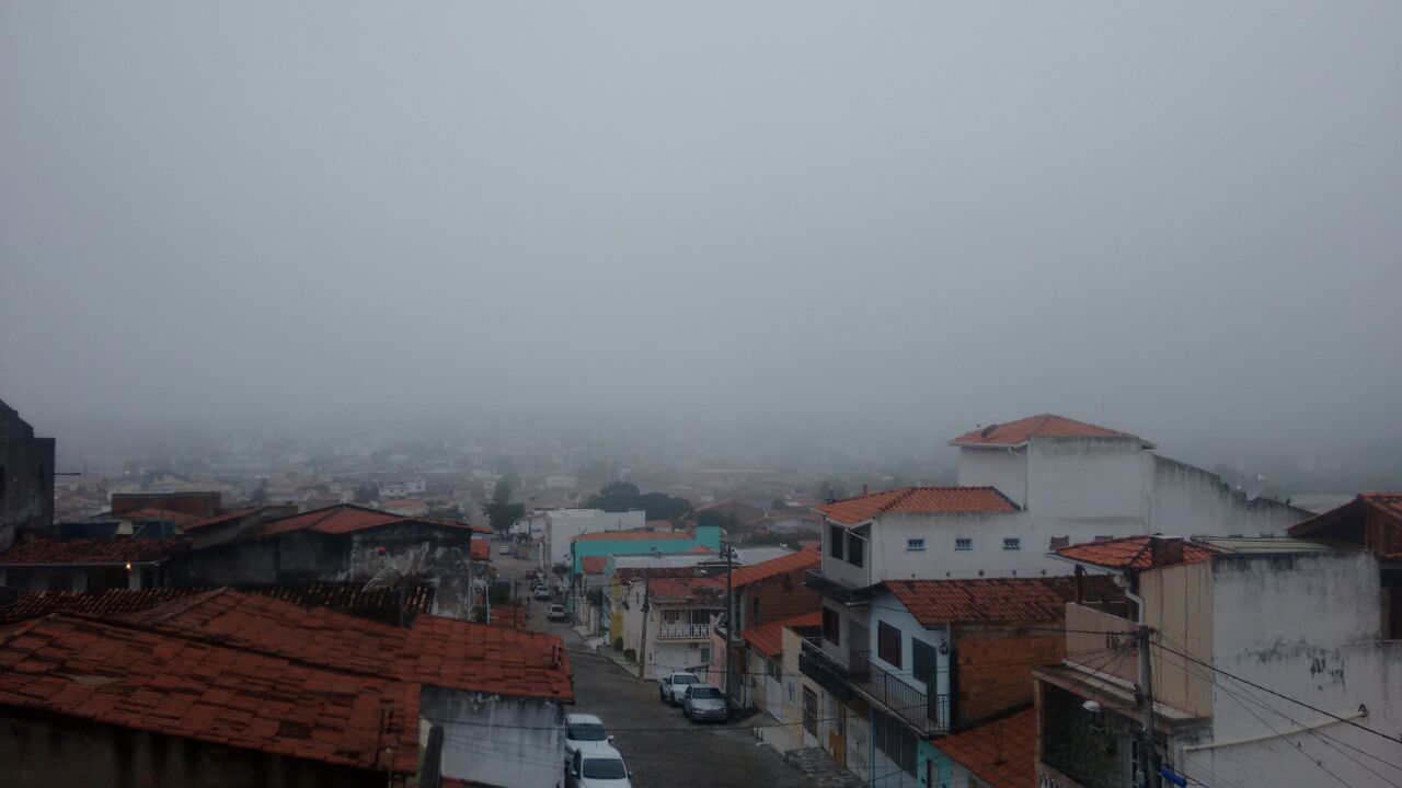 Jacobina amanhece sob neblina e surpreende moradores