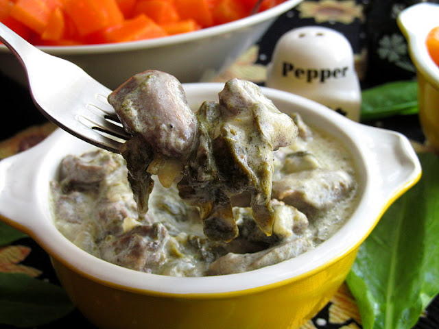 Куриные сердечки тушеные с щавелем в сливках