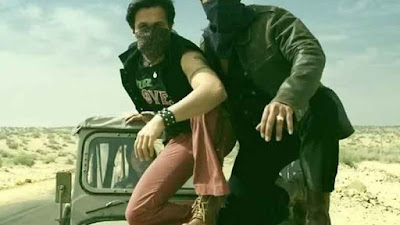 अजय देवगन और इमरान हाशमी अजय देवगन और इमरान हाशमी फिल्म बादशाहो के एक सीन में