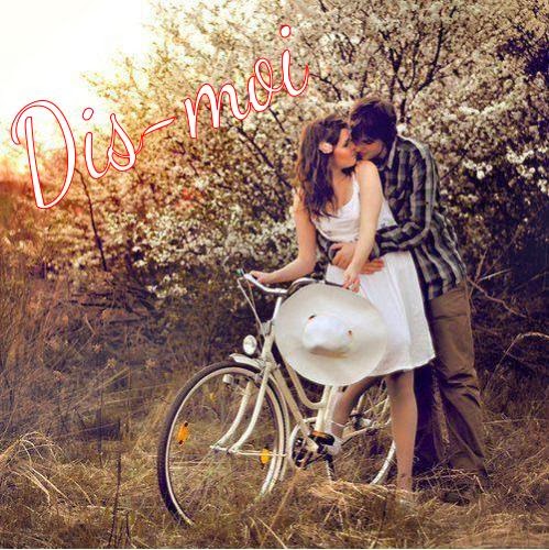 Vélo & couple amoureux à bicyclette