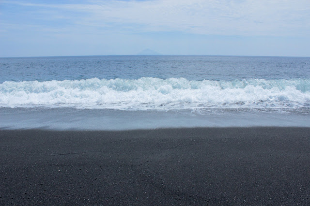 火山が作った不思議な砂浜？伊豆大島にある黒い砂浜、砂の浜【n】