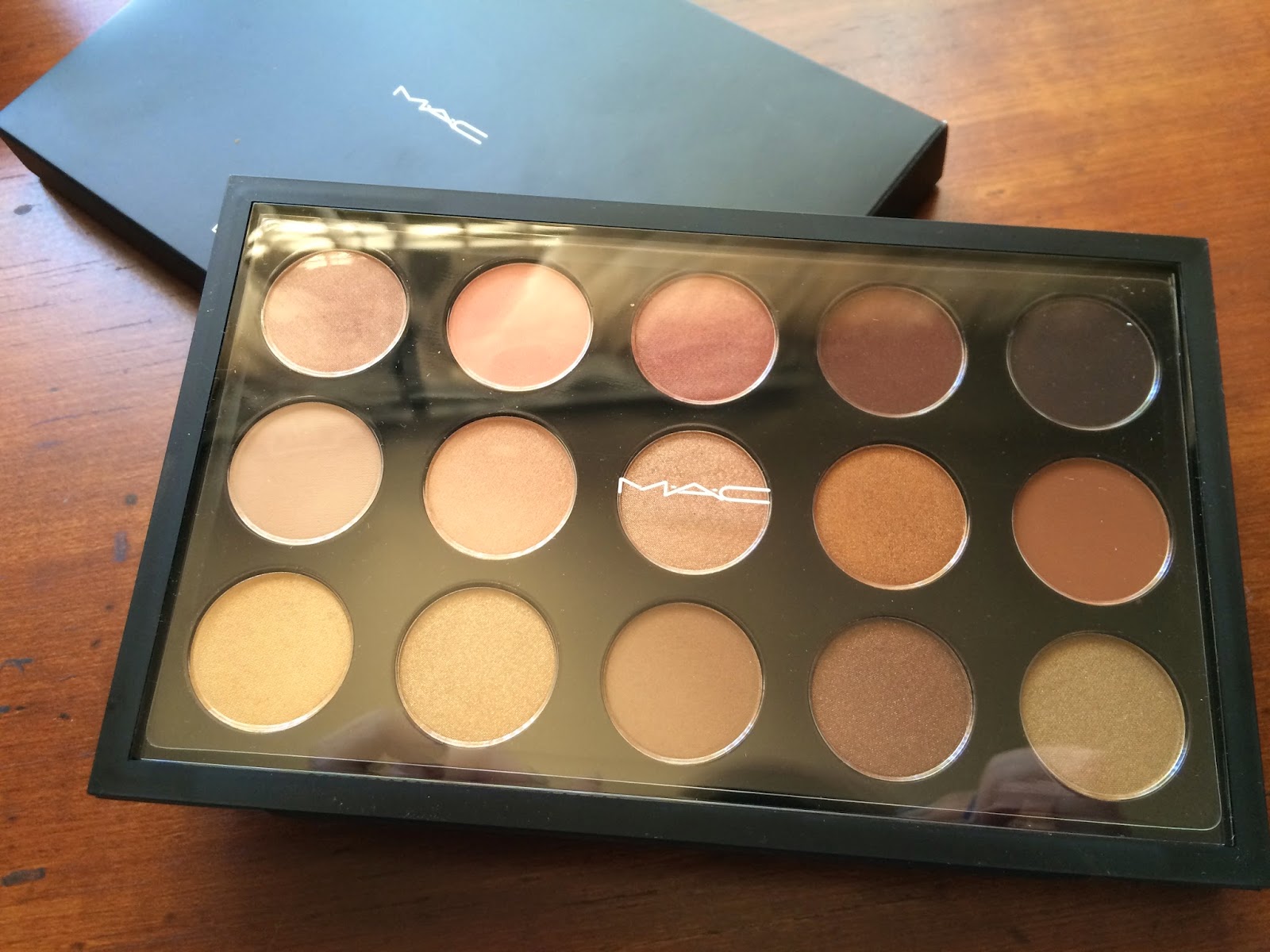 BeHonestBeauty First Look MAC Eyeshadow x15/Warm Neutral Palette