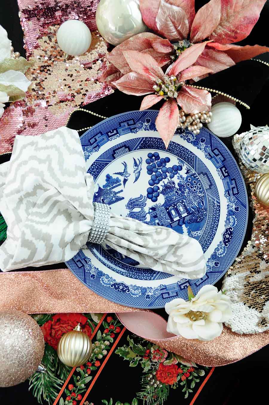 Blush & Chinoiserie Christmas Decor Theme: eclectic with gold, silver and white plus ginger jars and sequins make for glam holiday decor. Blush & Chinoiserie Christmas Decor Theme: eclectic with gold, silver and white plus ginger jars and sequins make for glam holiday decor.